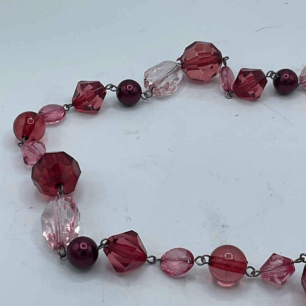 “FACTED BURGUNDY AND PINK BEADED NECKLACE”. Costume Jewelry. - Picture 4 of 7
